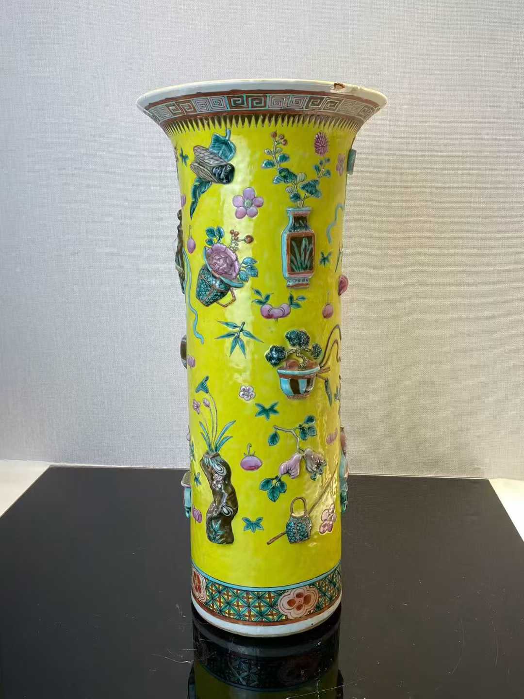 黄地粉彩堆塑博古纹箭筒