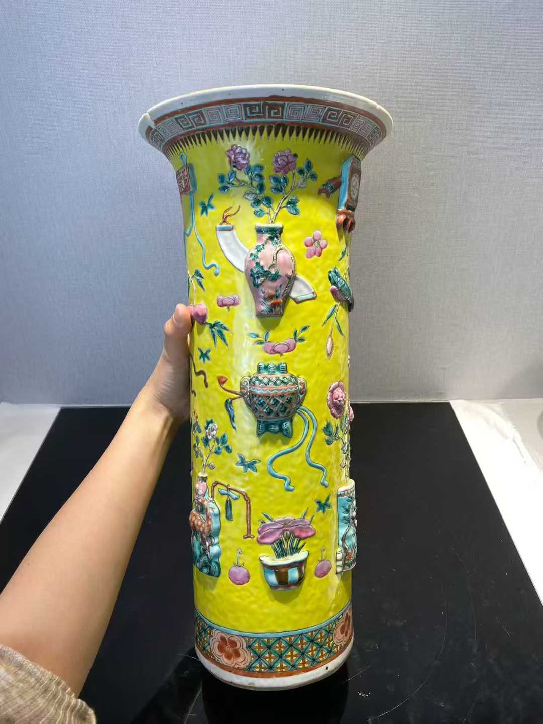 黄地粉彩堆塑博古纹箭筒