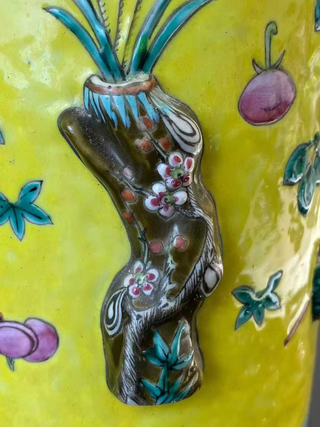 黄地粉彩堆塑博古纹箭筒