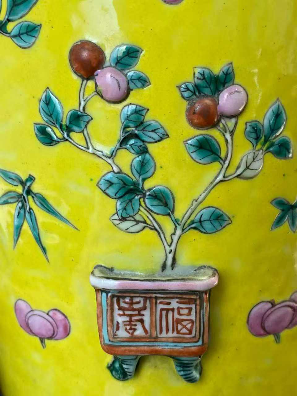 黄地粉彩堆塑博古纹箭筒