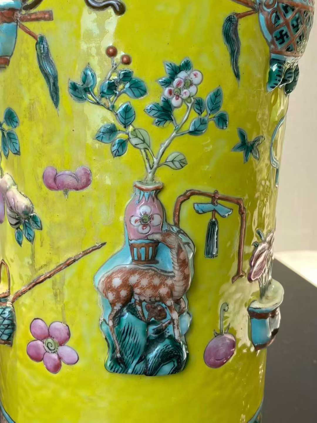 黄地粉彩堆塑博古纹箭筒