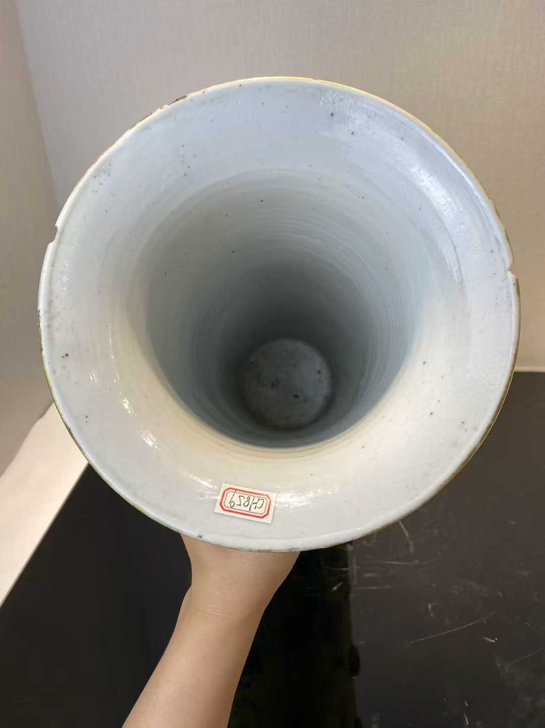 黄地粉彩堆塑博古纹箭筒