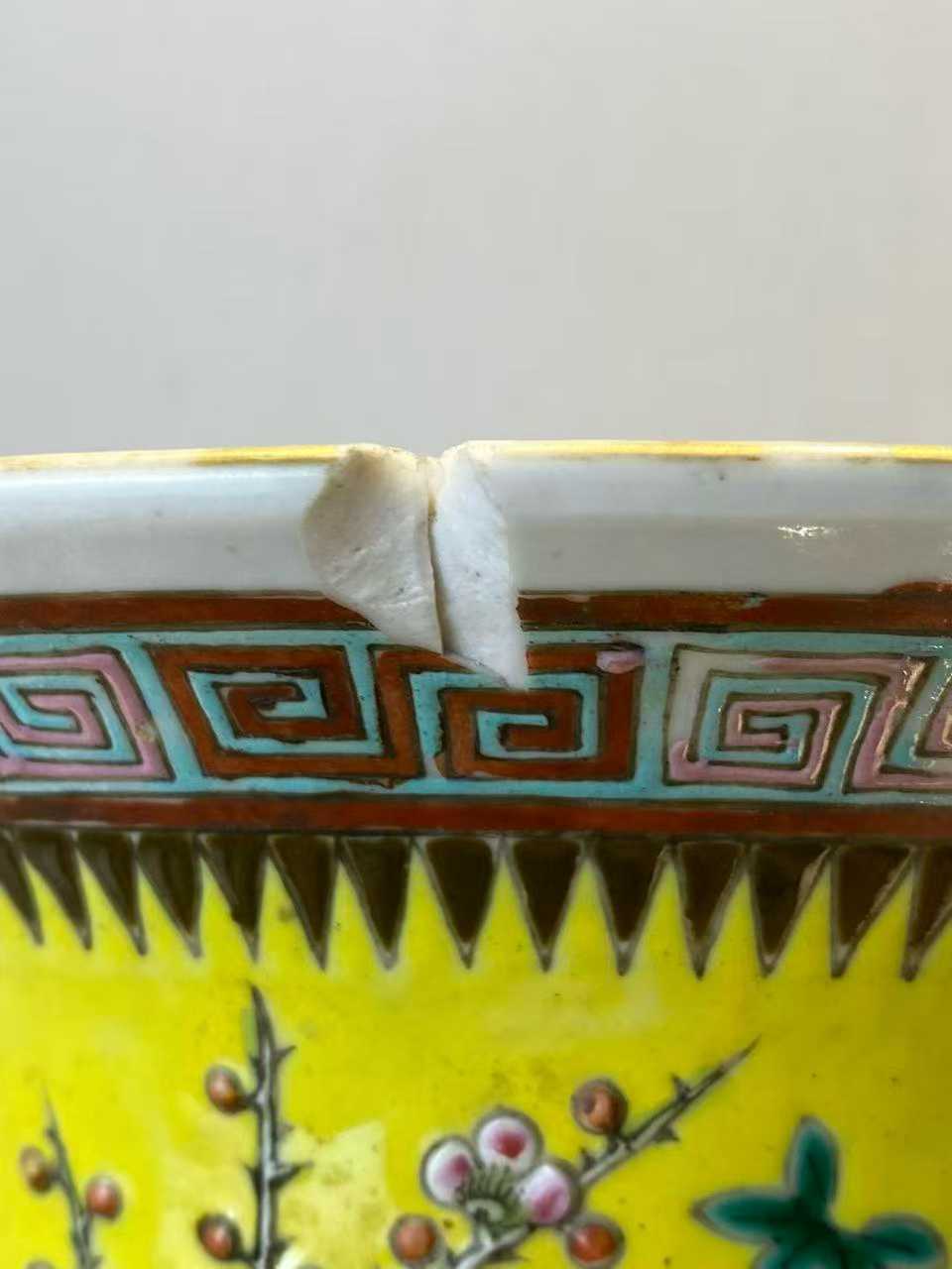 黄地粉彩堆塑博古纹箭筒