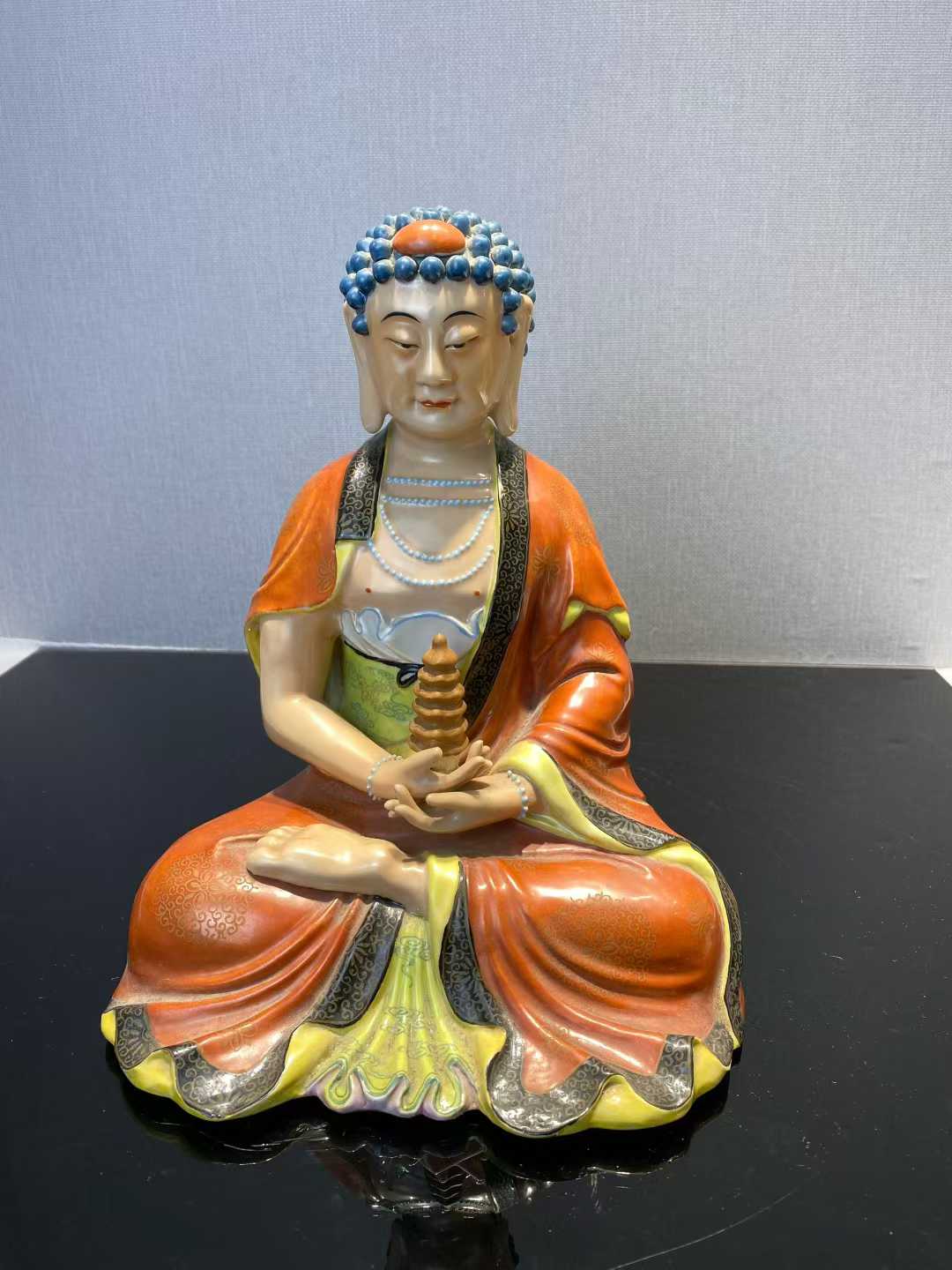 粉彩释迦牟尼佛 款：茂记生记