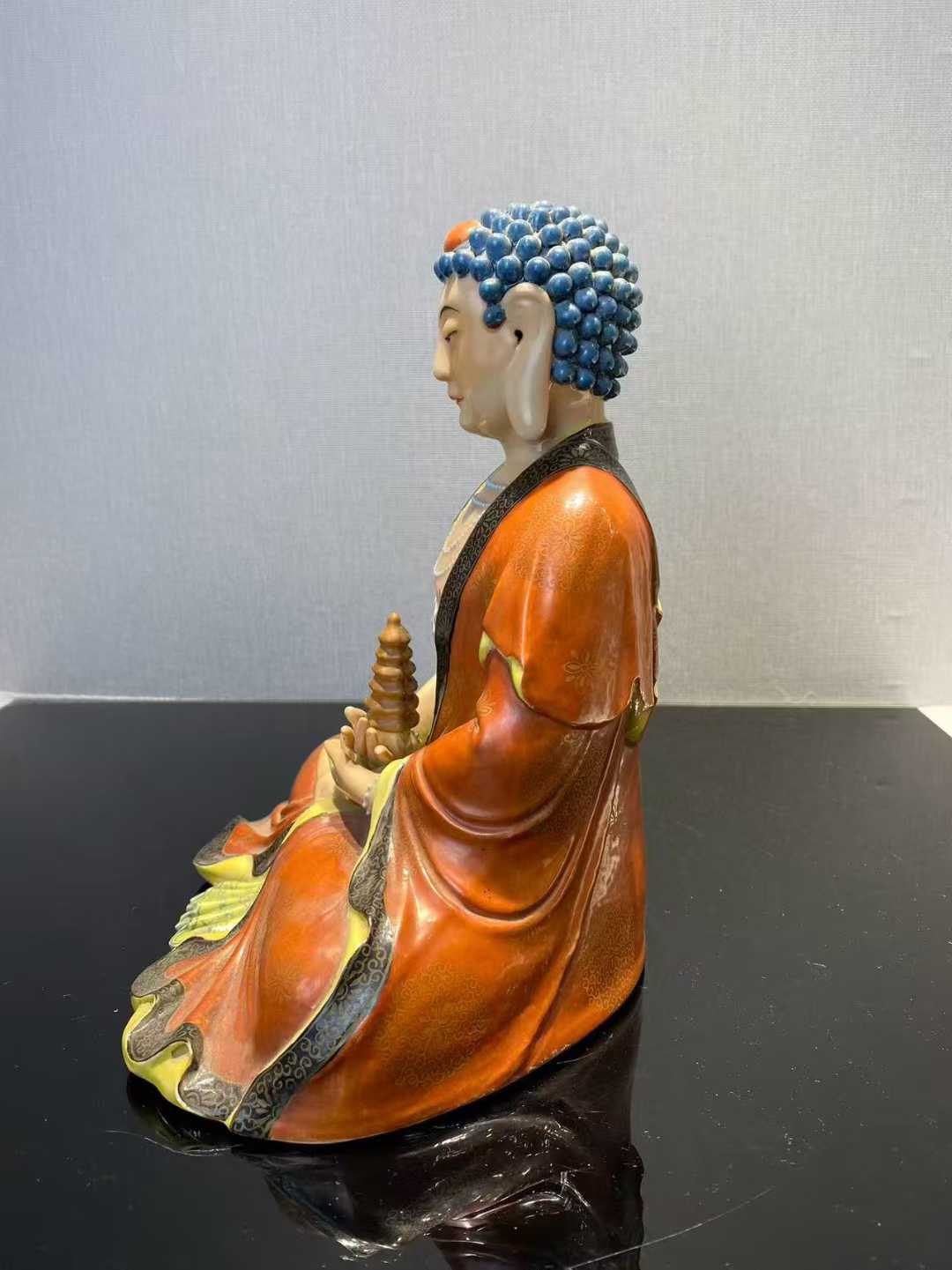 粉彩释迦牟尼佛 款：茂记生记