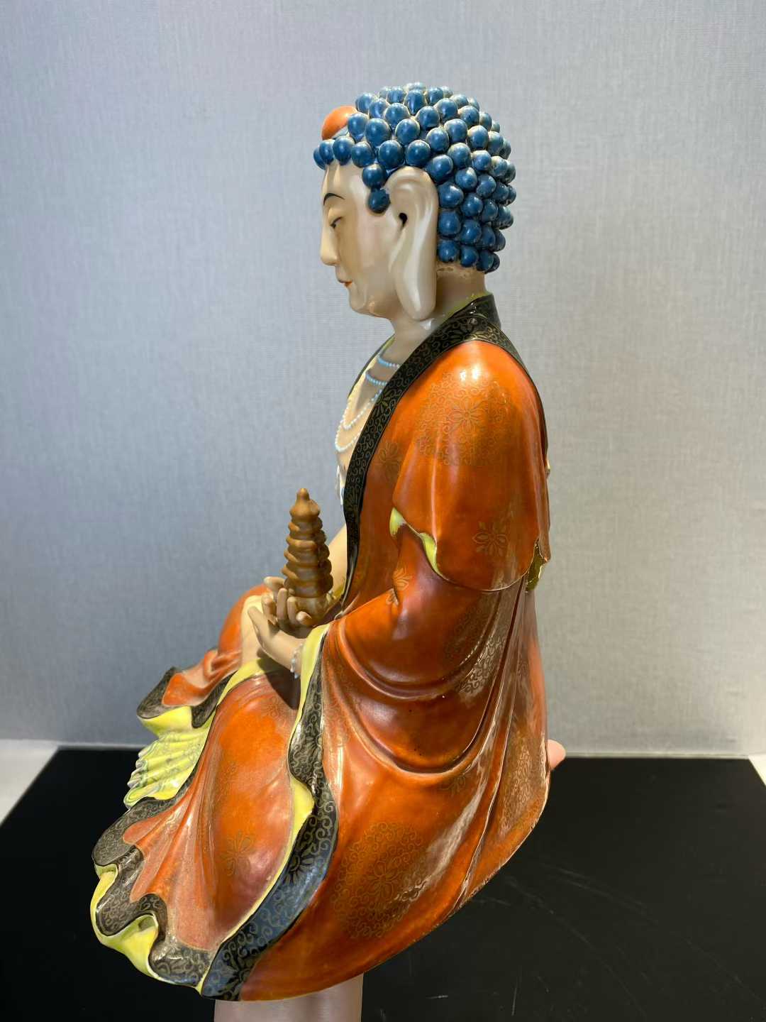 粉彩释迦牟尼佛 款：茂记生记