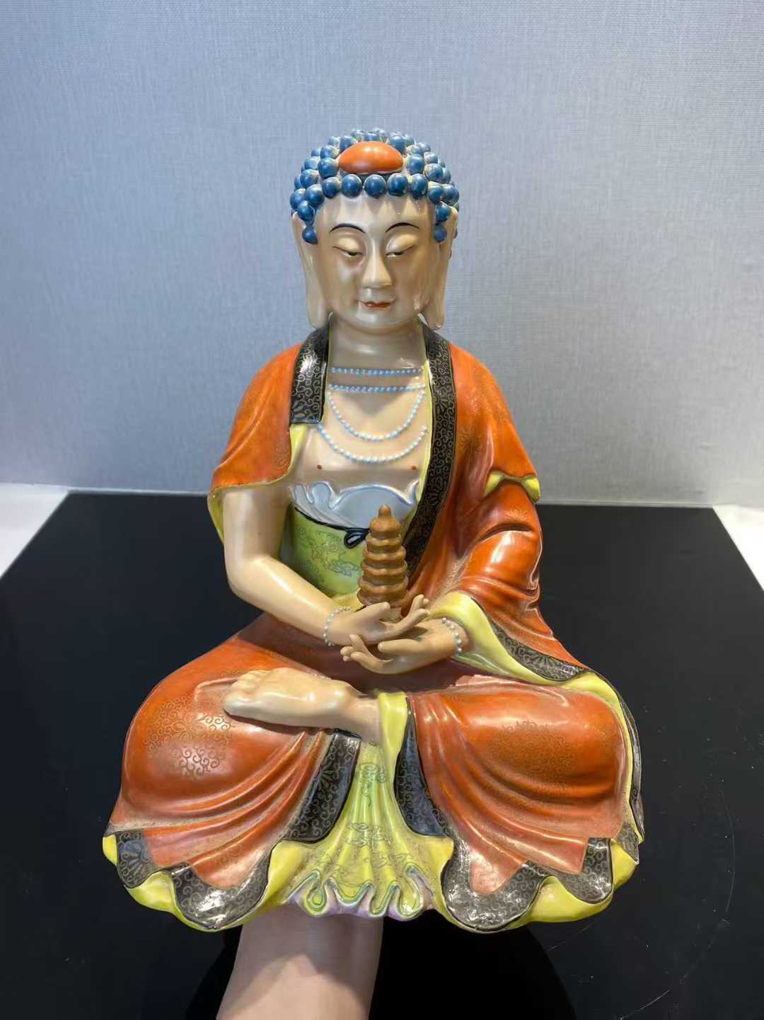 粉彩释迦牟尼佛 款：茂记生记