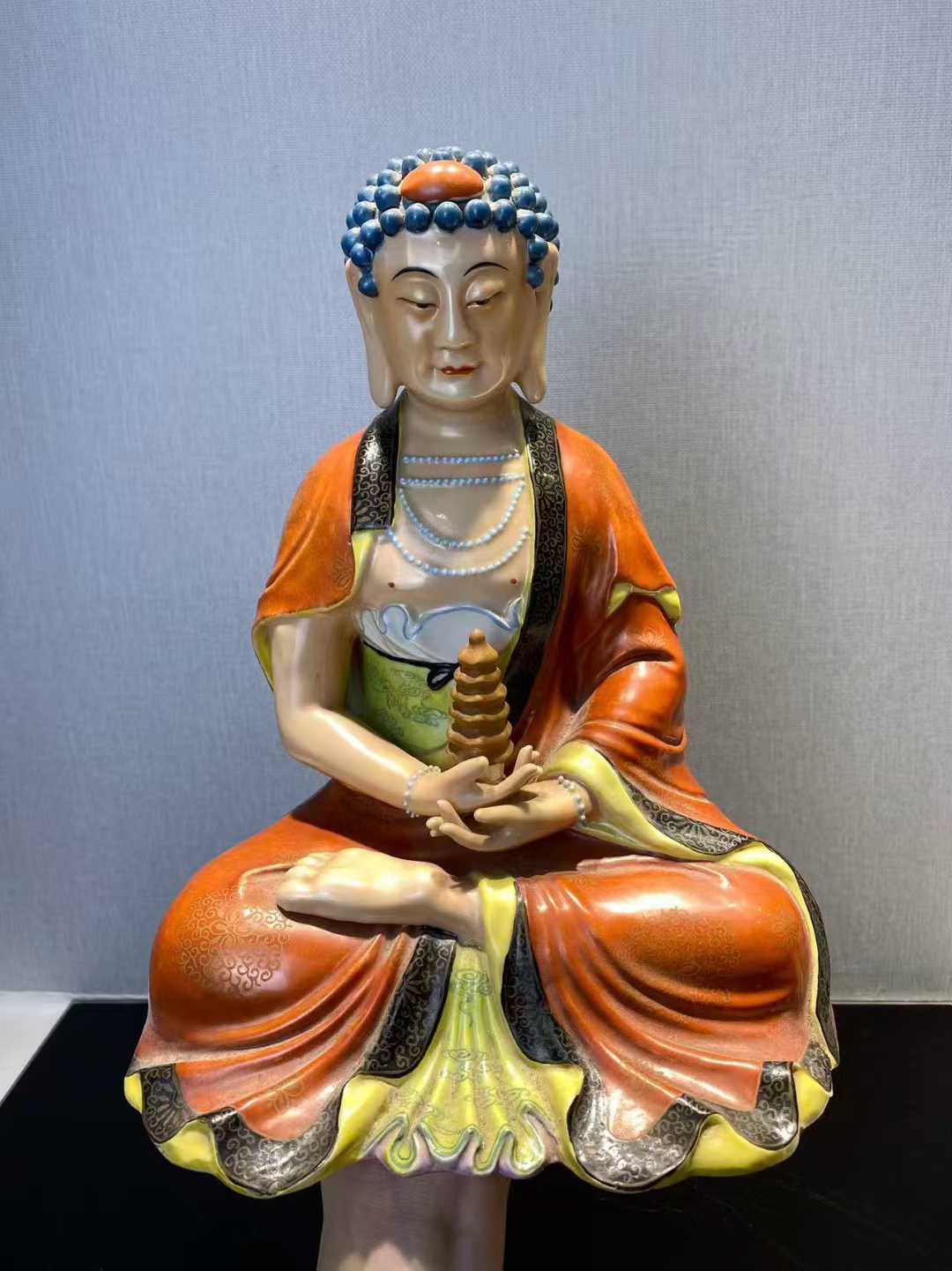 粉彩释迦牟尼佛 款：茂记生记