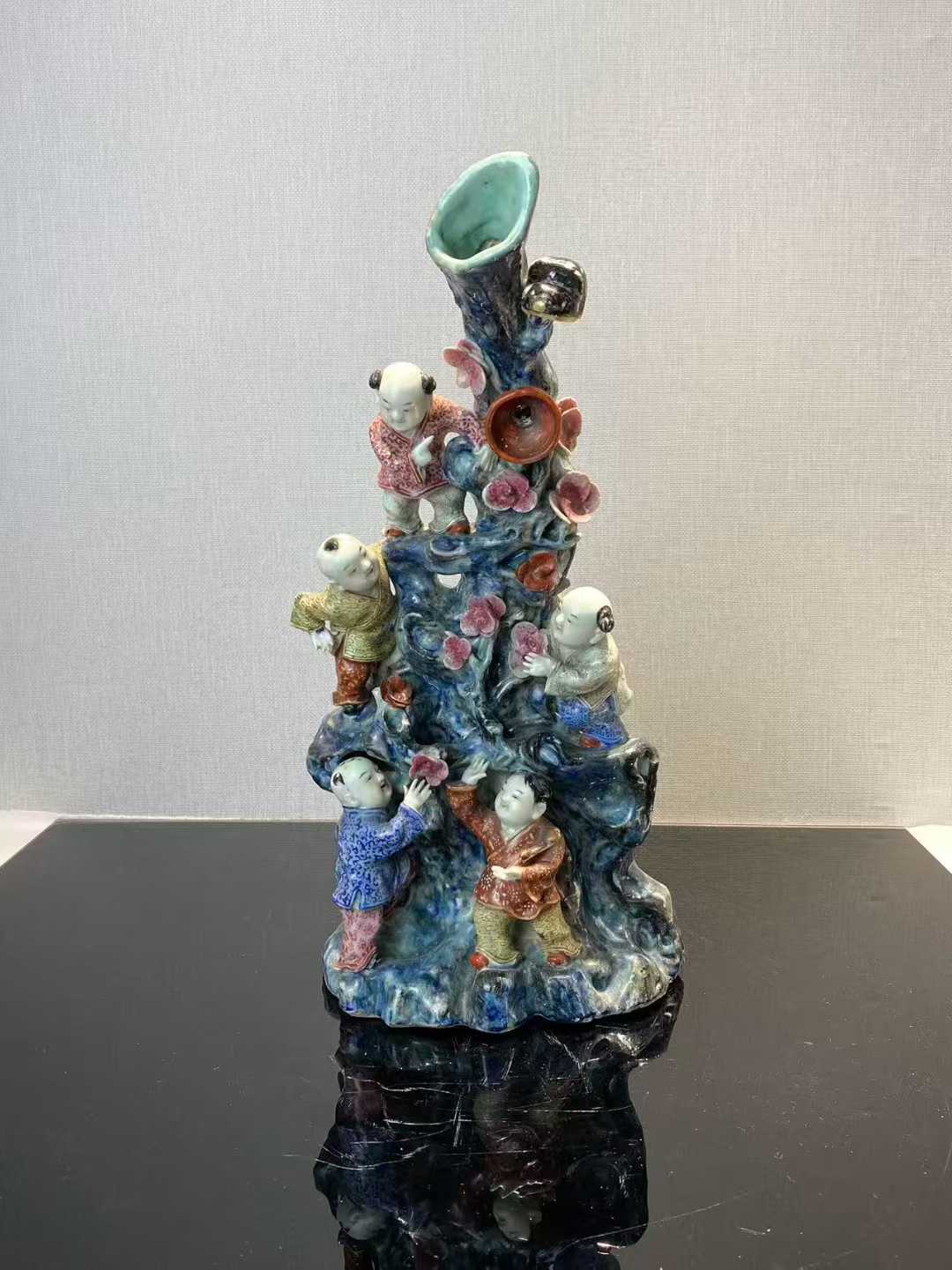 粉彩五娃登梅花插