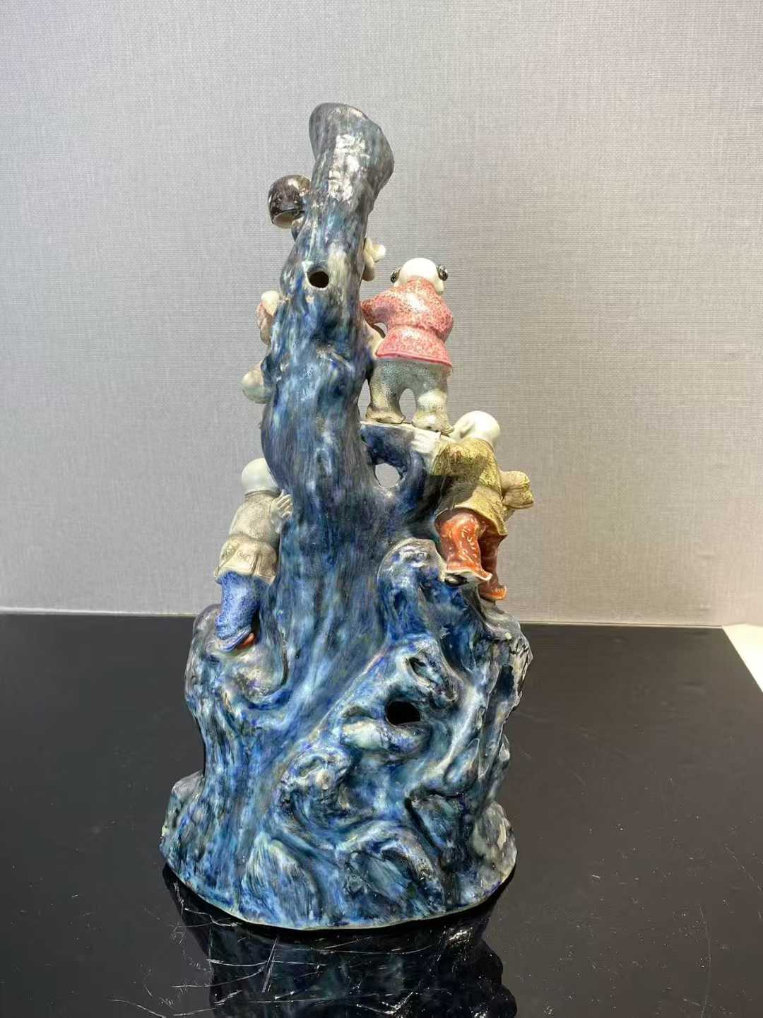 粉彩五娃登梅花插