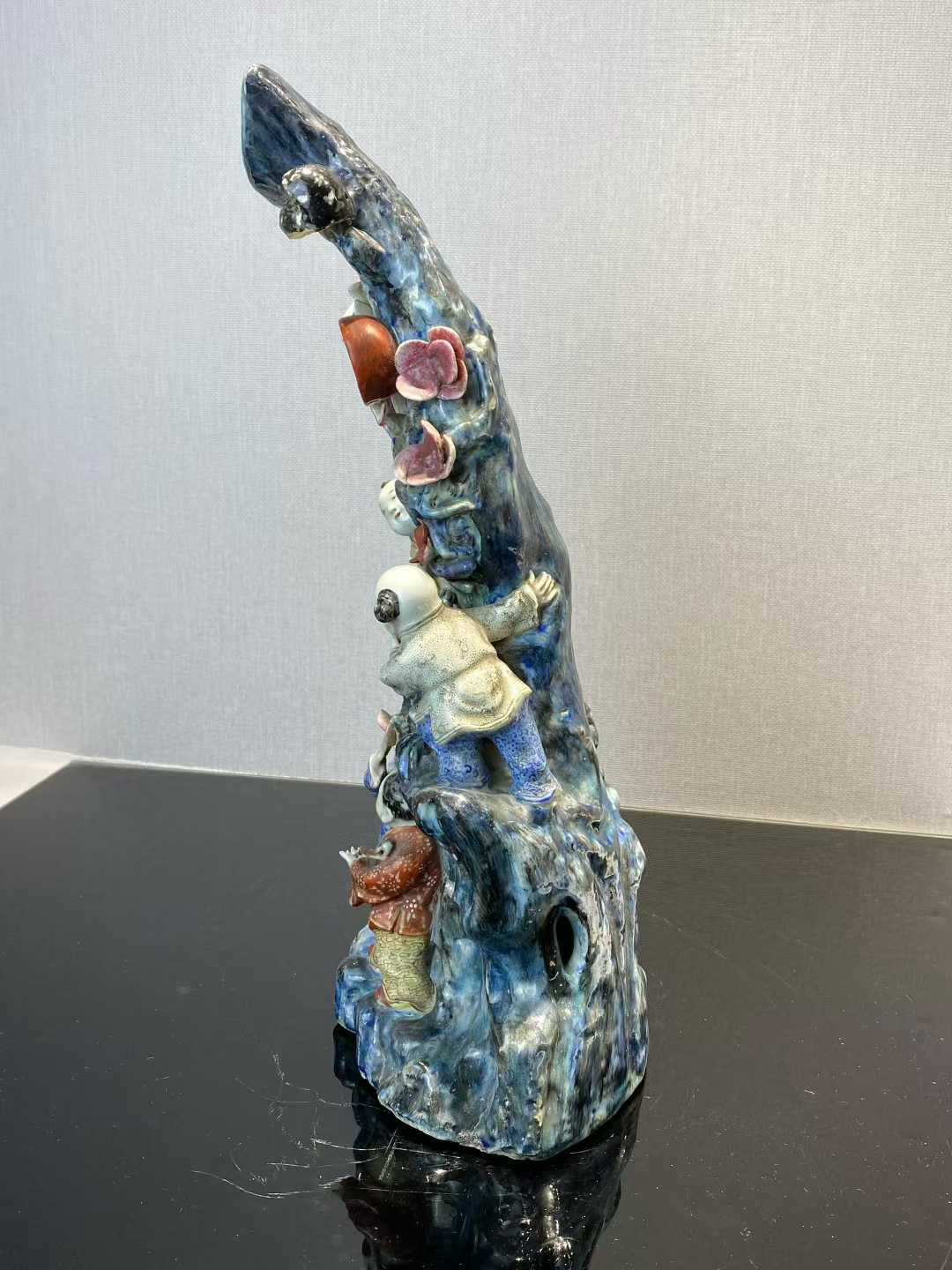 粉彩五娃登梅花插