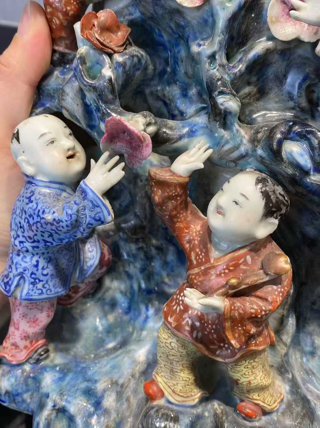 粉彩五娃登梅花插