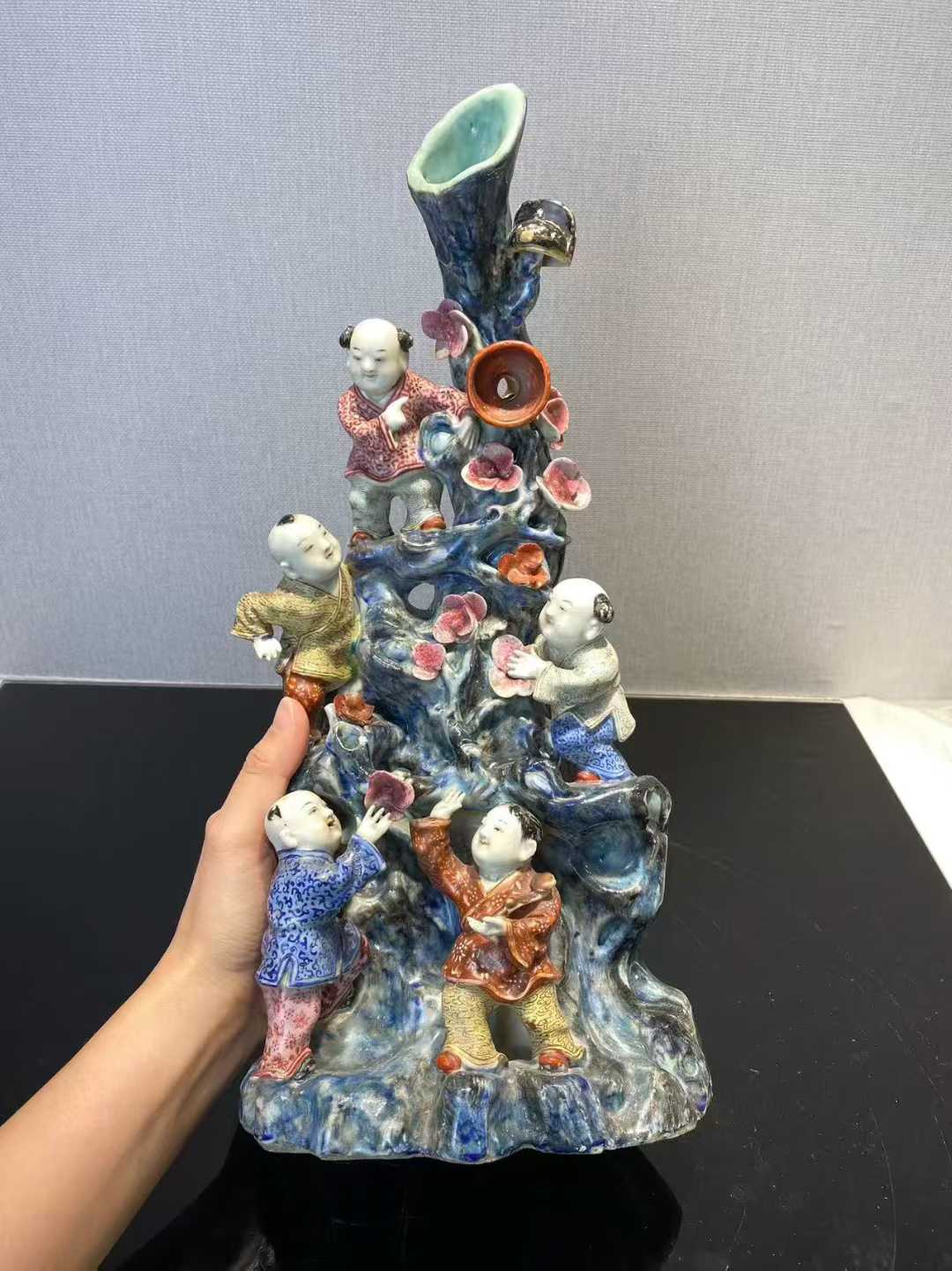 粉彩五娃登梅花插