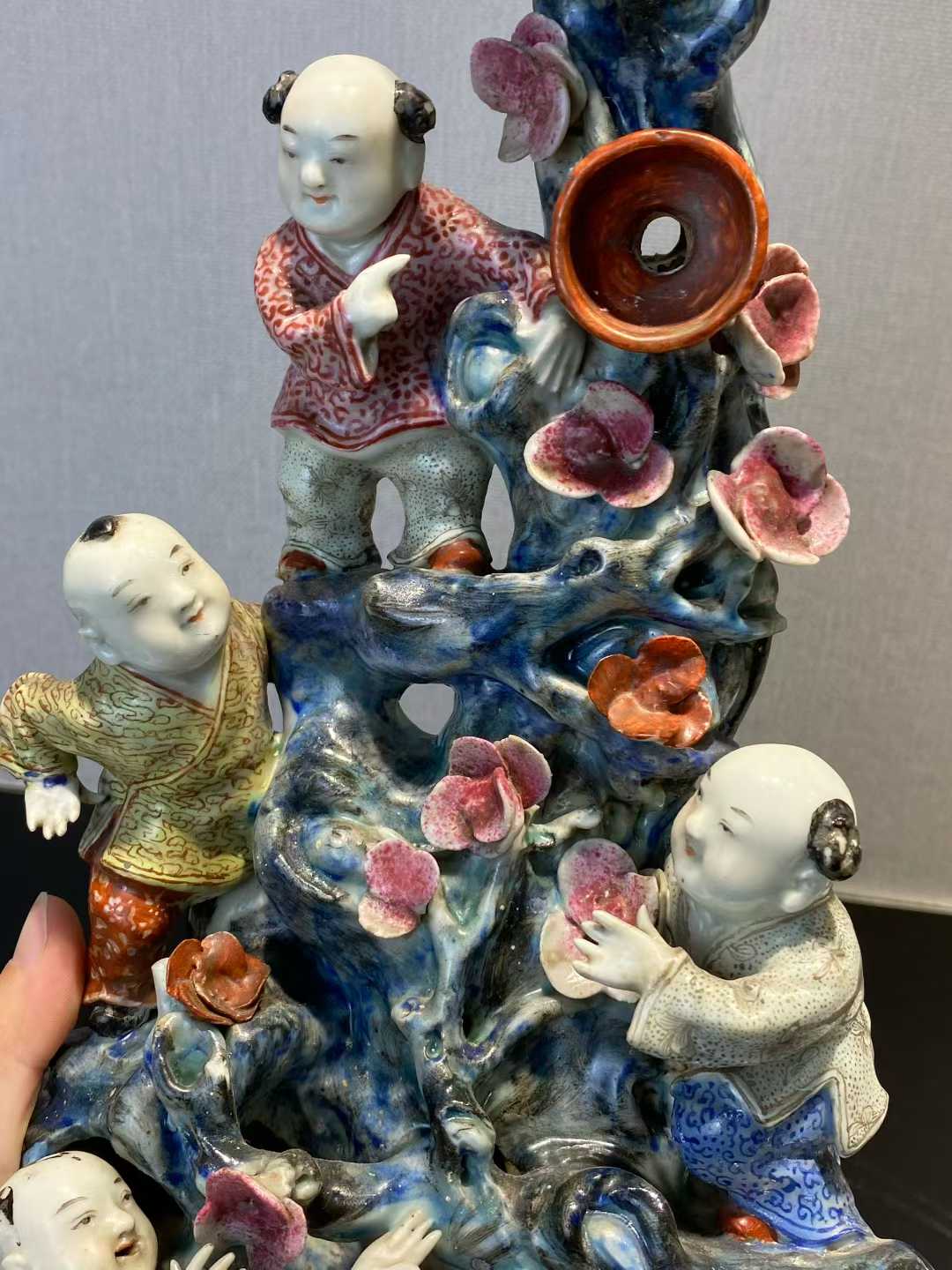 粉彩五娃登梅花插