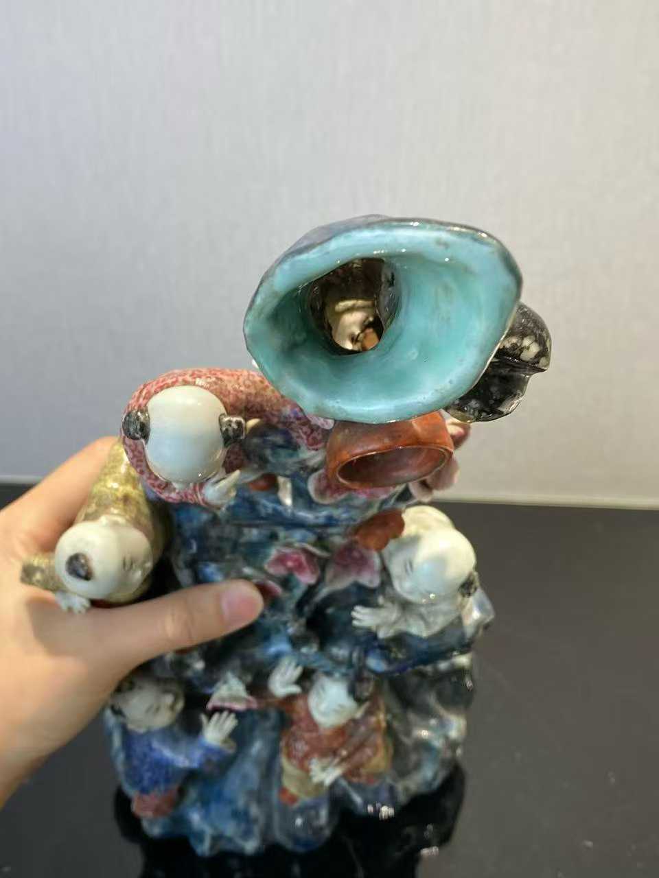 粉彩五娃登梅花插