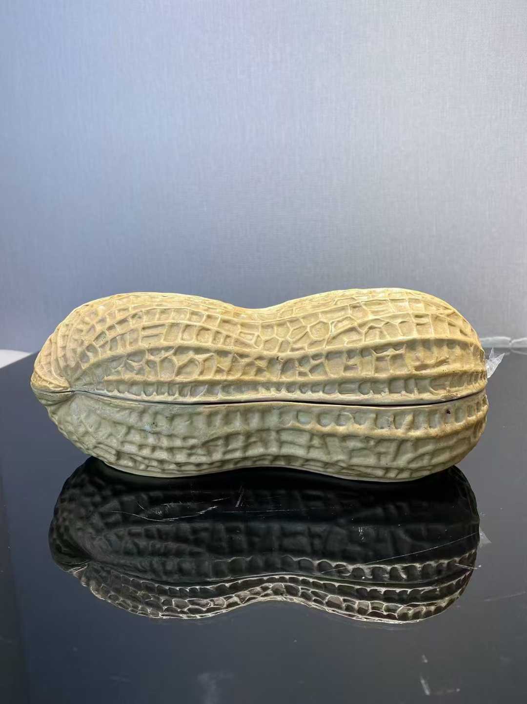 仿生瓷大花生盖盒 款：大清乾隆年制