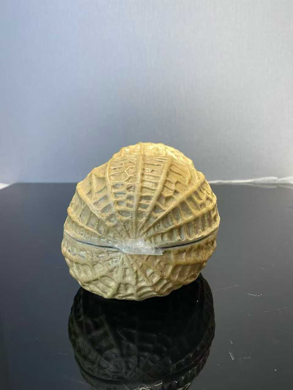 仿生瓷大花生盖盒 款：大清乾隆年制