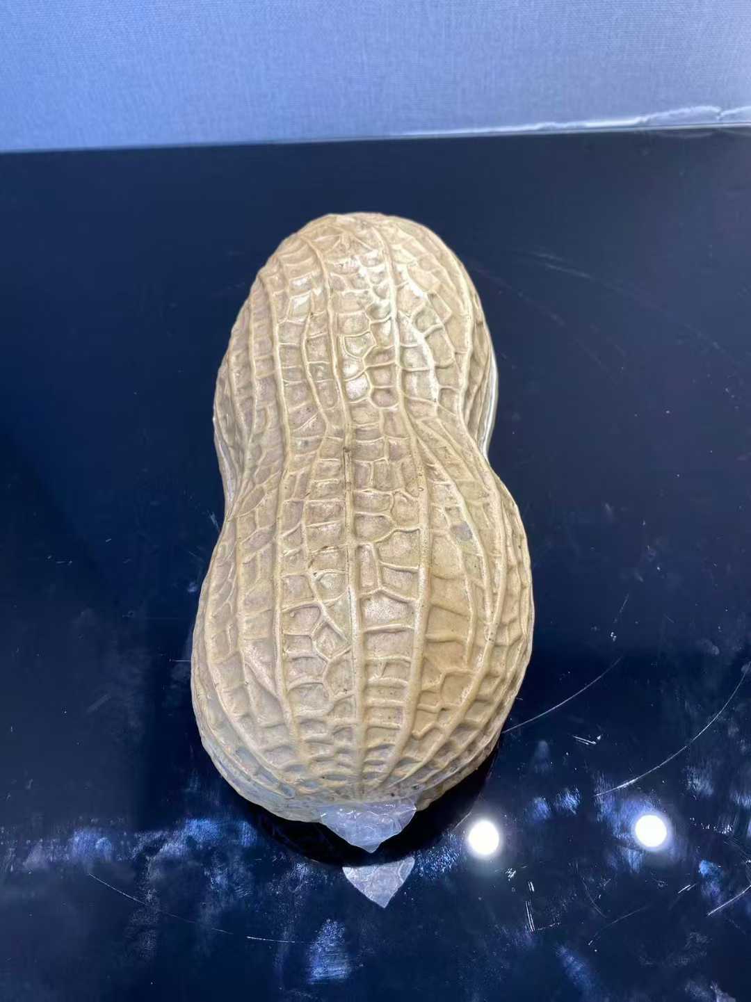 仿生瓷大花生盖盒 款：大清乾隆年制