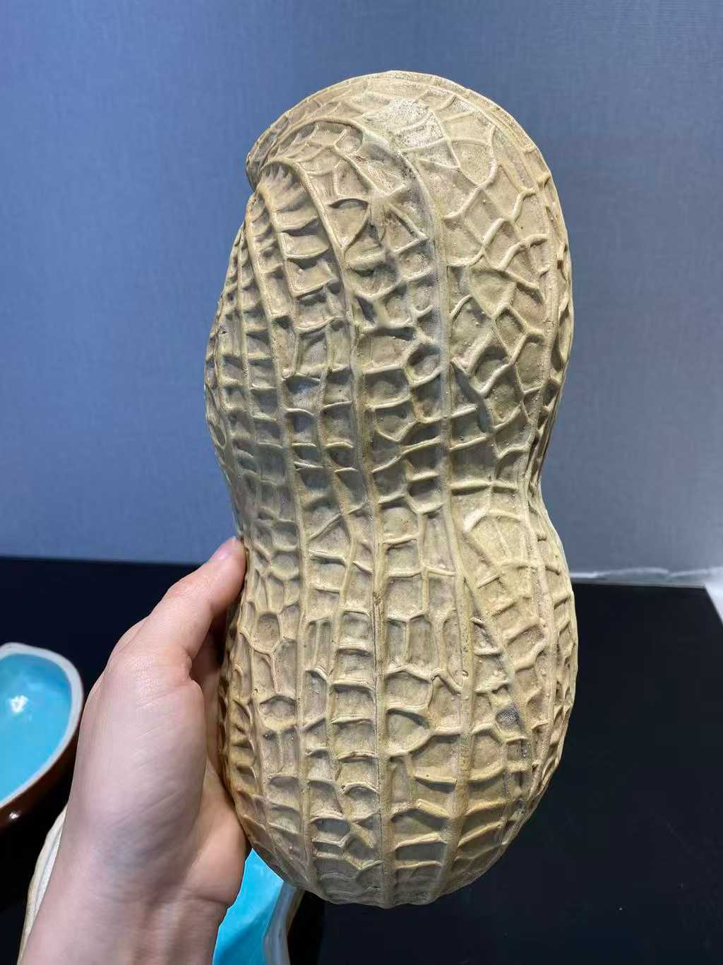 仿生瓷大花生盖盒 款：大清乾隆年制