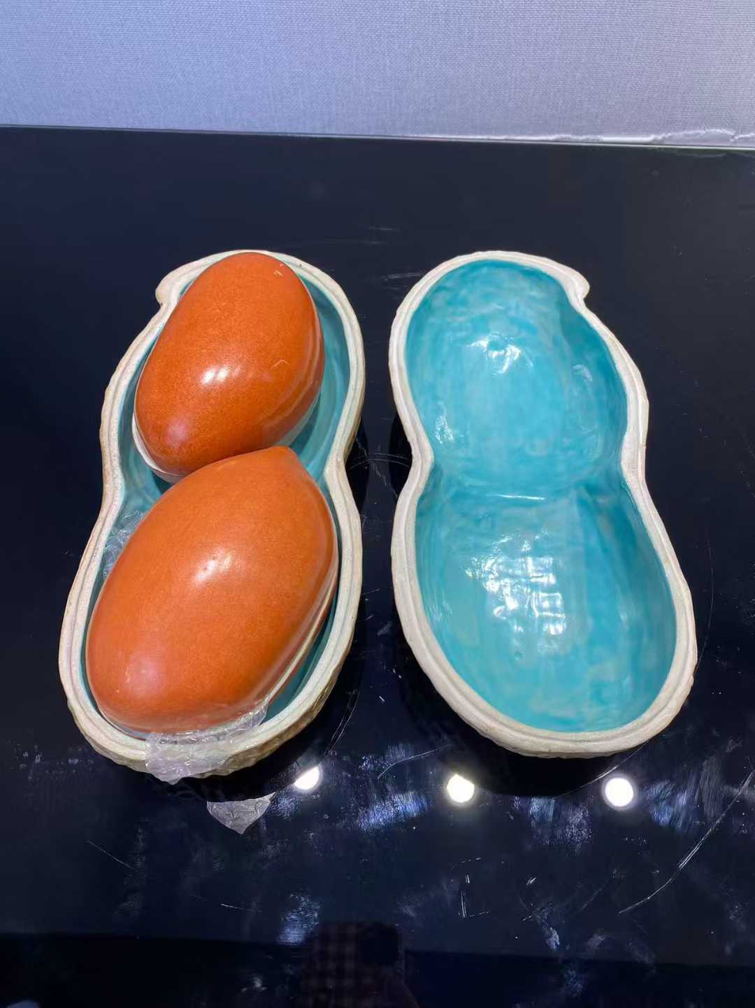 仿生瓷大花生盖盒 款：大清乾隆年制