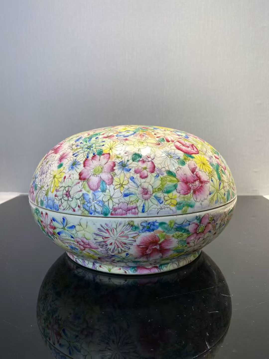 粉彩百花不露地板捧盒 款：大清乾隆年制