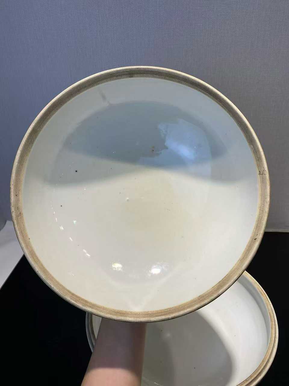 粉彩百花不露地板捧盒 款：大清乾隆年制