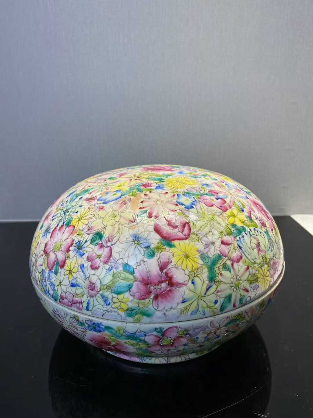 粉彩百花不露地板捧盒 款：大清乾隆年制