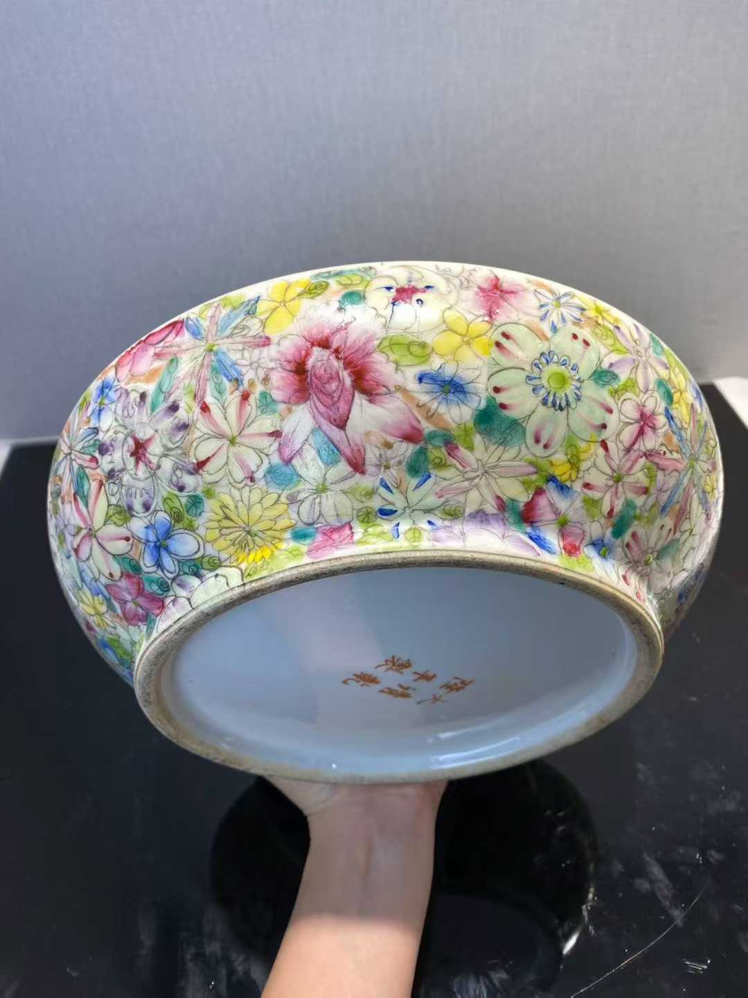 粉彩百花不露地板捧盒 款：大清乾隆年制