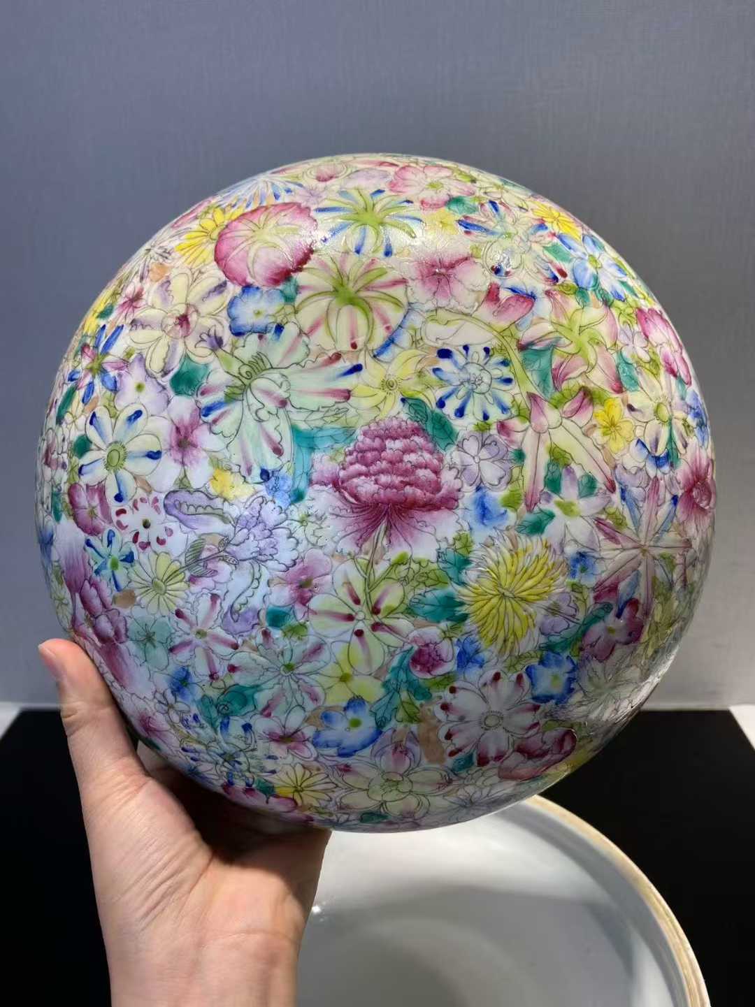 粉彩百花不露地板捧盒 款：大清乾隆年制