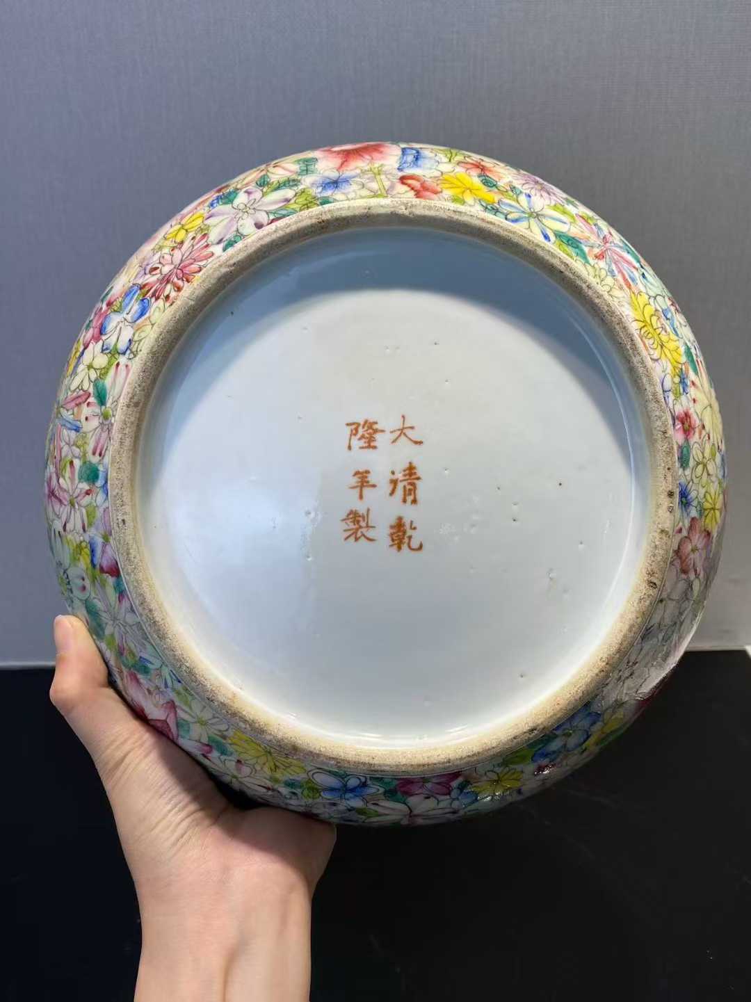 粉彩百花不露地板捧盒 款：大清乾隆年制