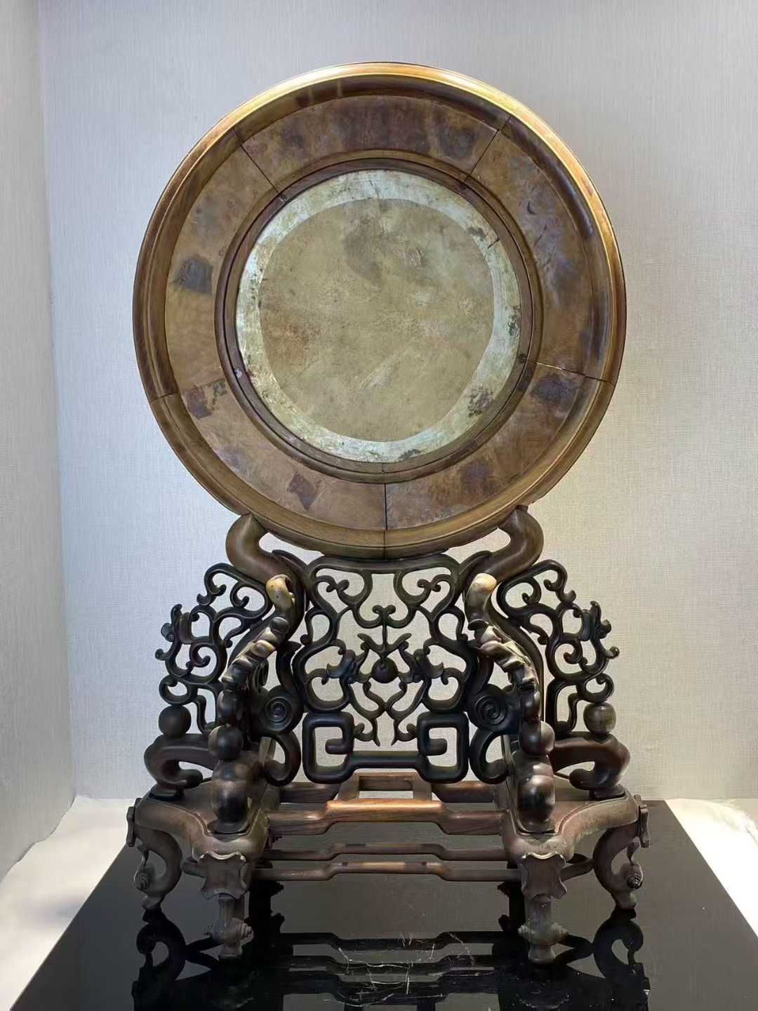 粉彩百花不露地山水人物圆形插屏