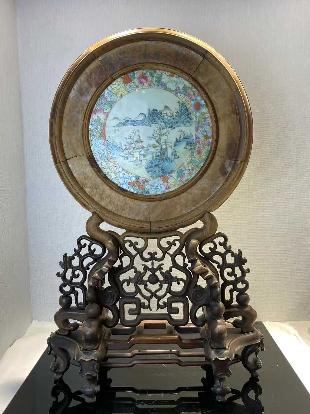 粉彩百花不露地山水人物圆形插屏