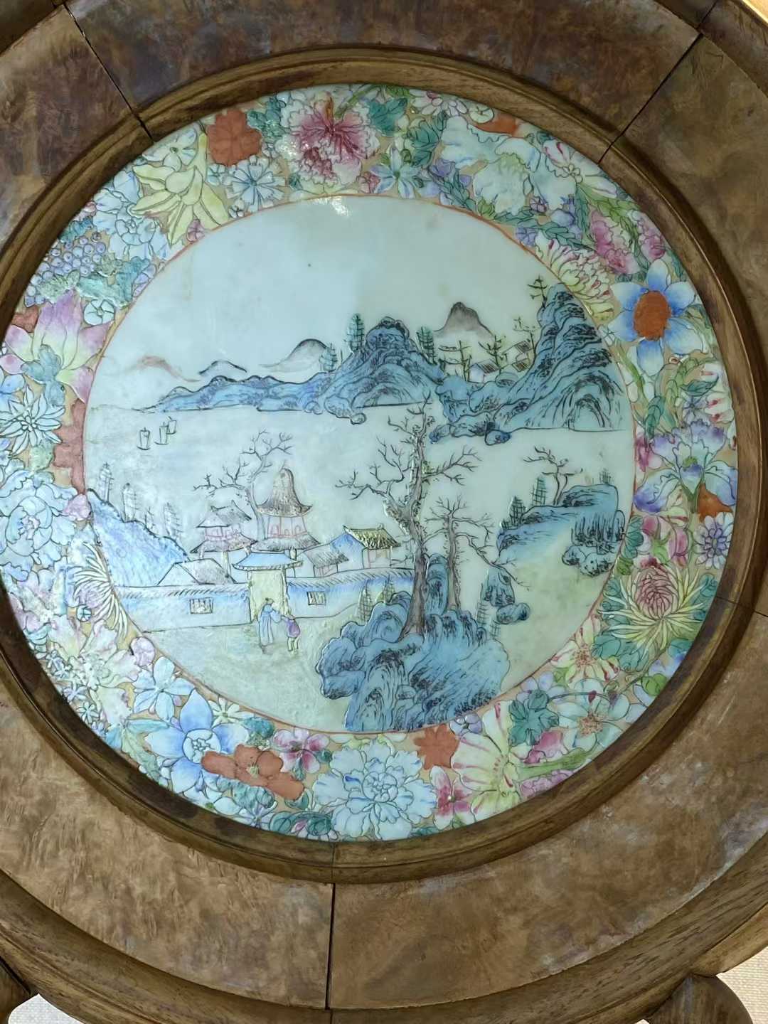 粉彩百花不露地山水人物圆形插屏