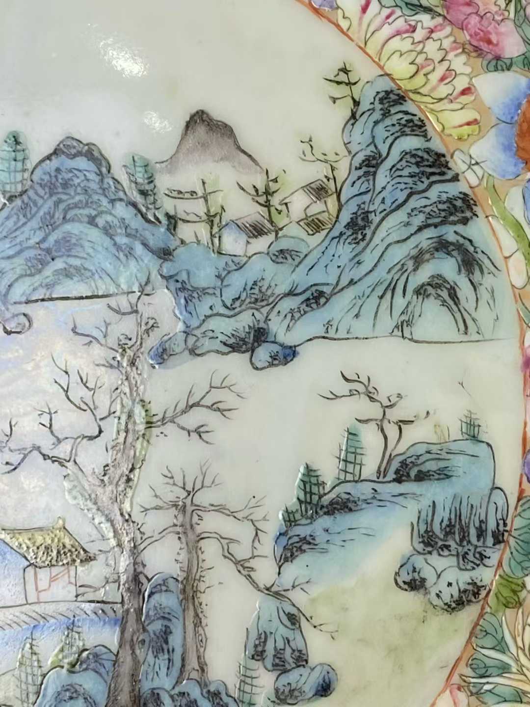 粉彩百花不露地山水人物圆形插屏