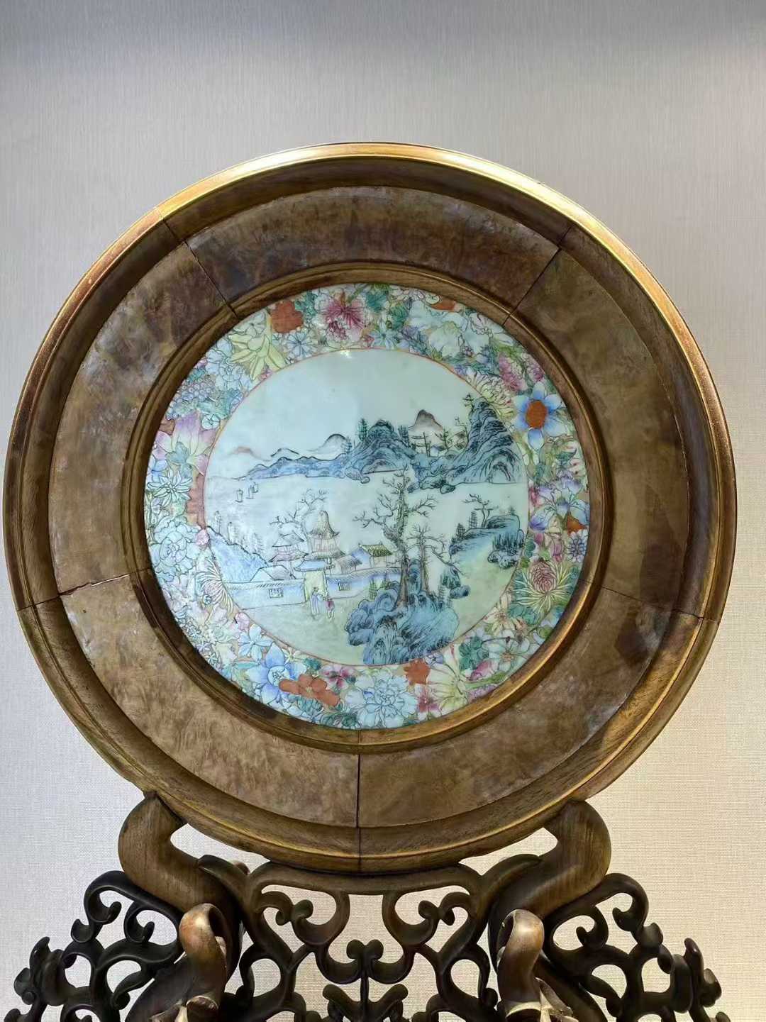 粉彩百花不露地山水人物圆形插屏