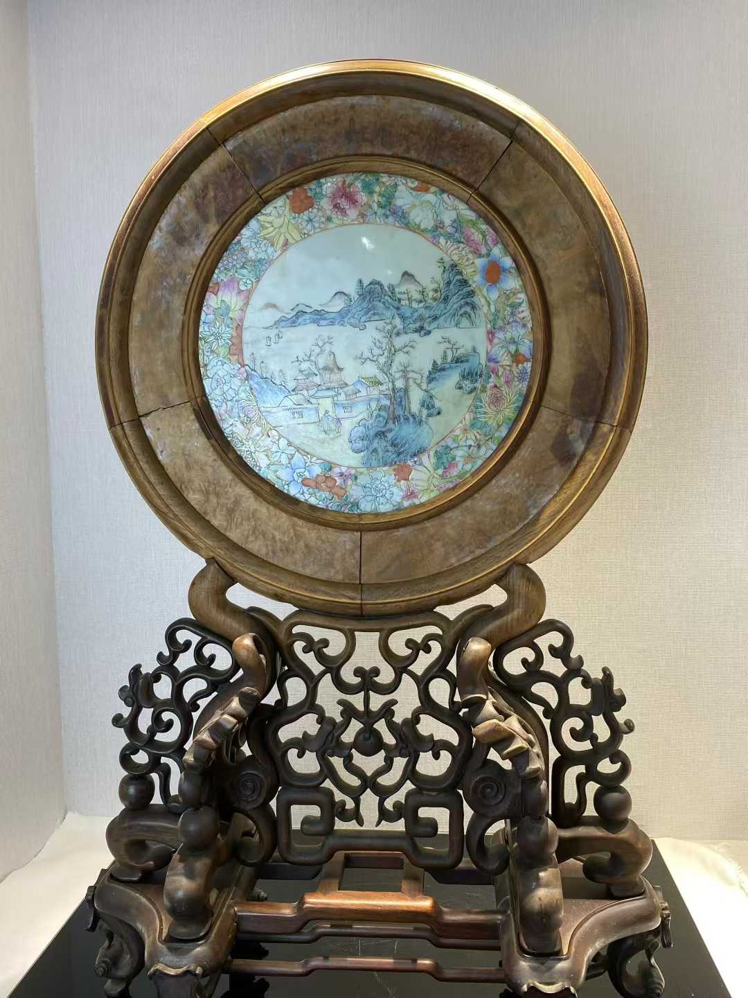 粉彩百花不露地山水人物圆形插屏