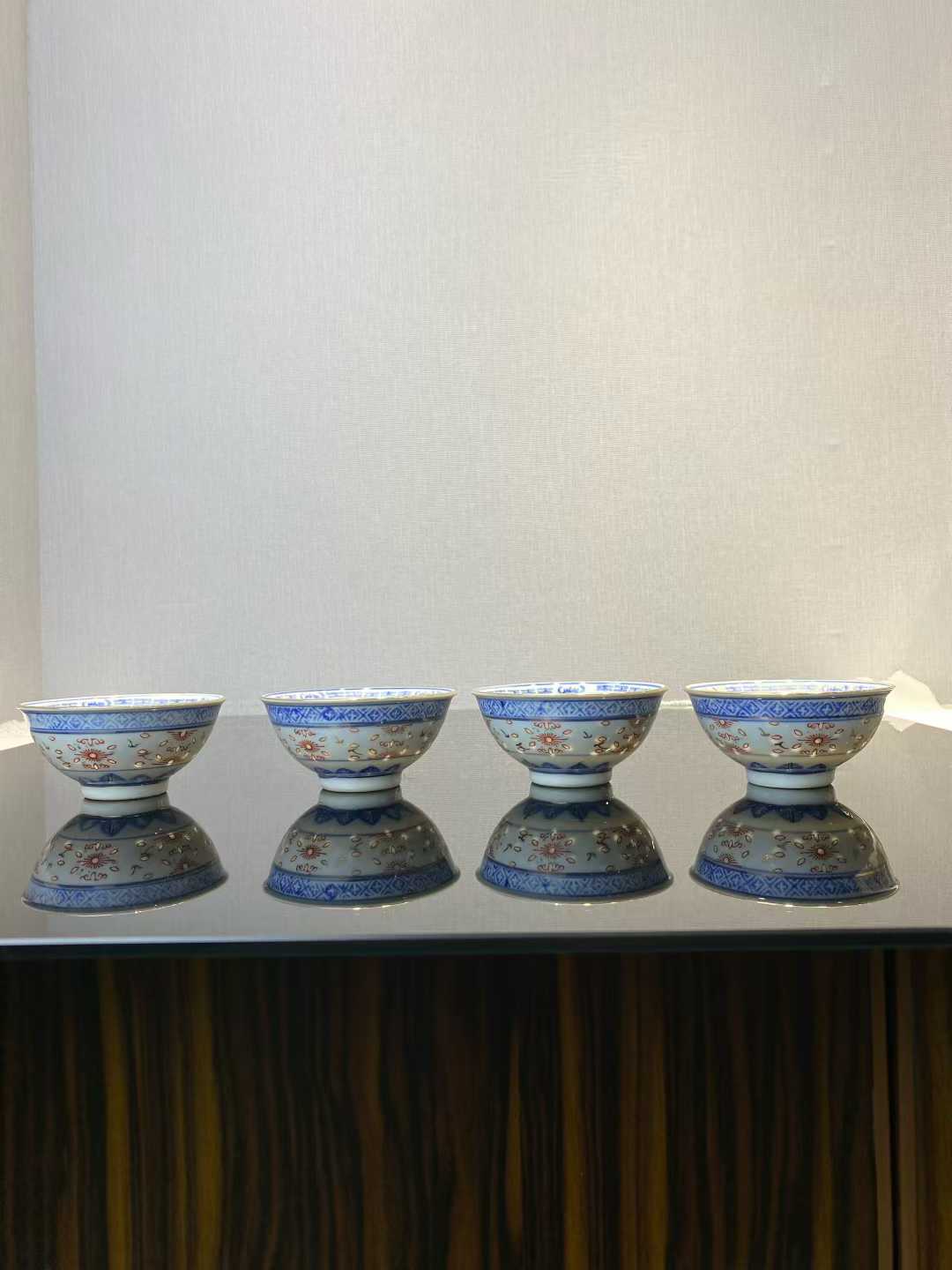 青花矾红龙纹玲珑杯一套4个 款：玩玉