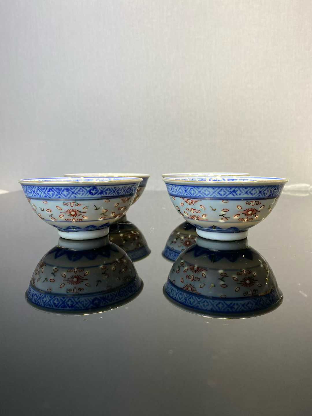 青花矾红龙纹玲珑杯一套4个 款：玩玉