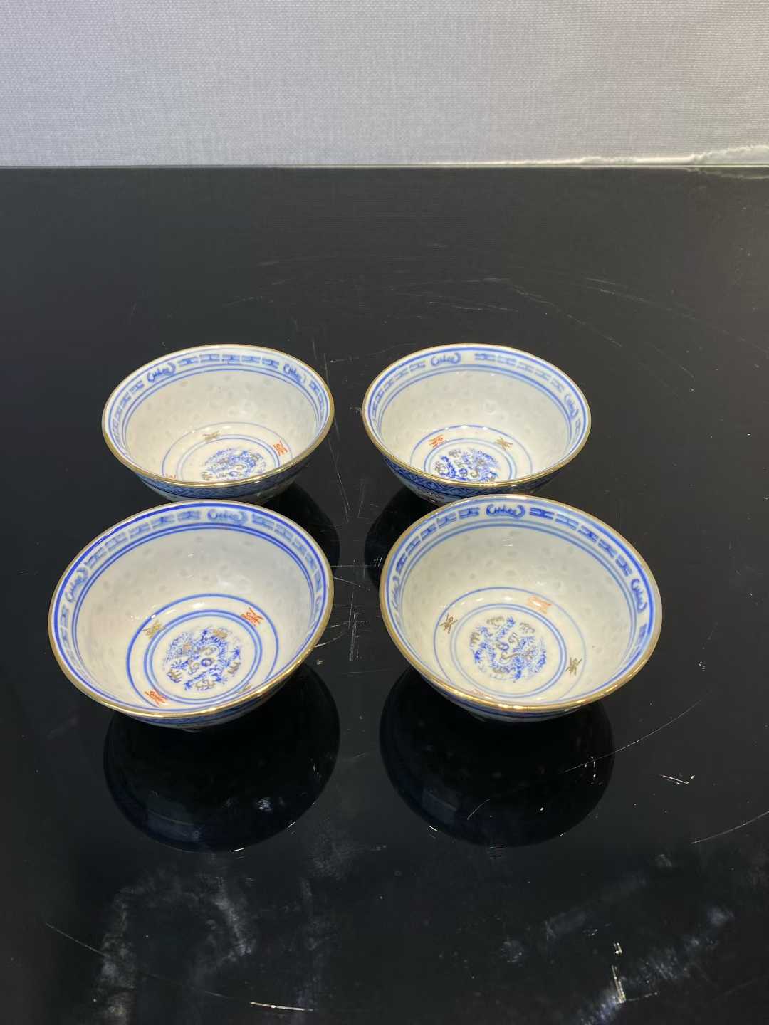 青花矾红龙纹玲珑杯一套4个 款：玩玉