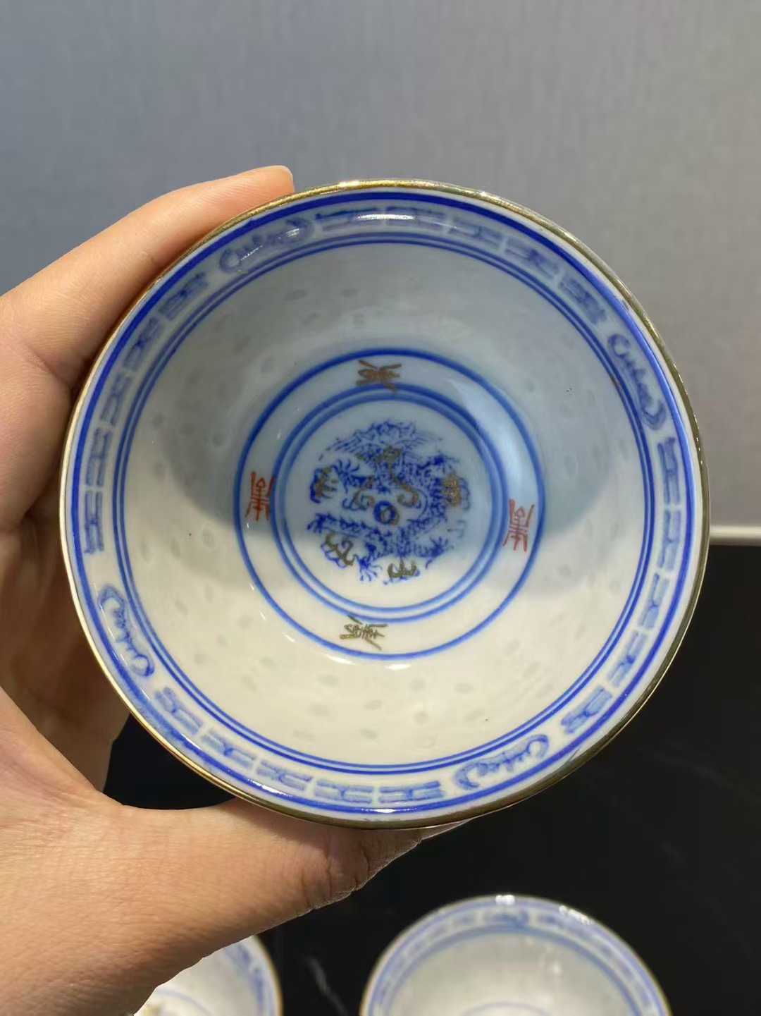 青花矾红龙纹玲珑杯一套4个 款：玩玉