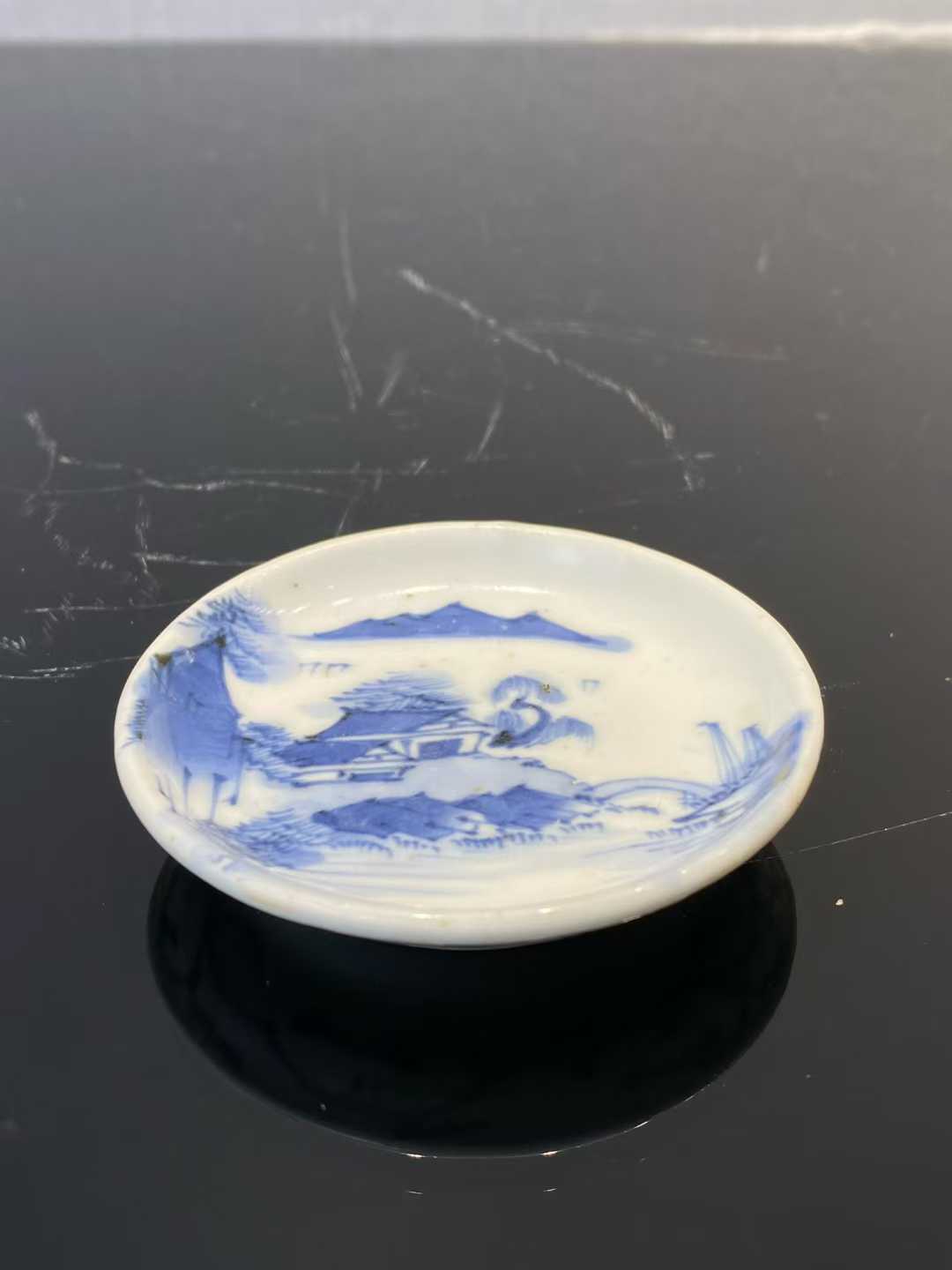 青花山水风光酱釉碟