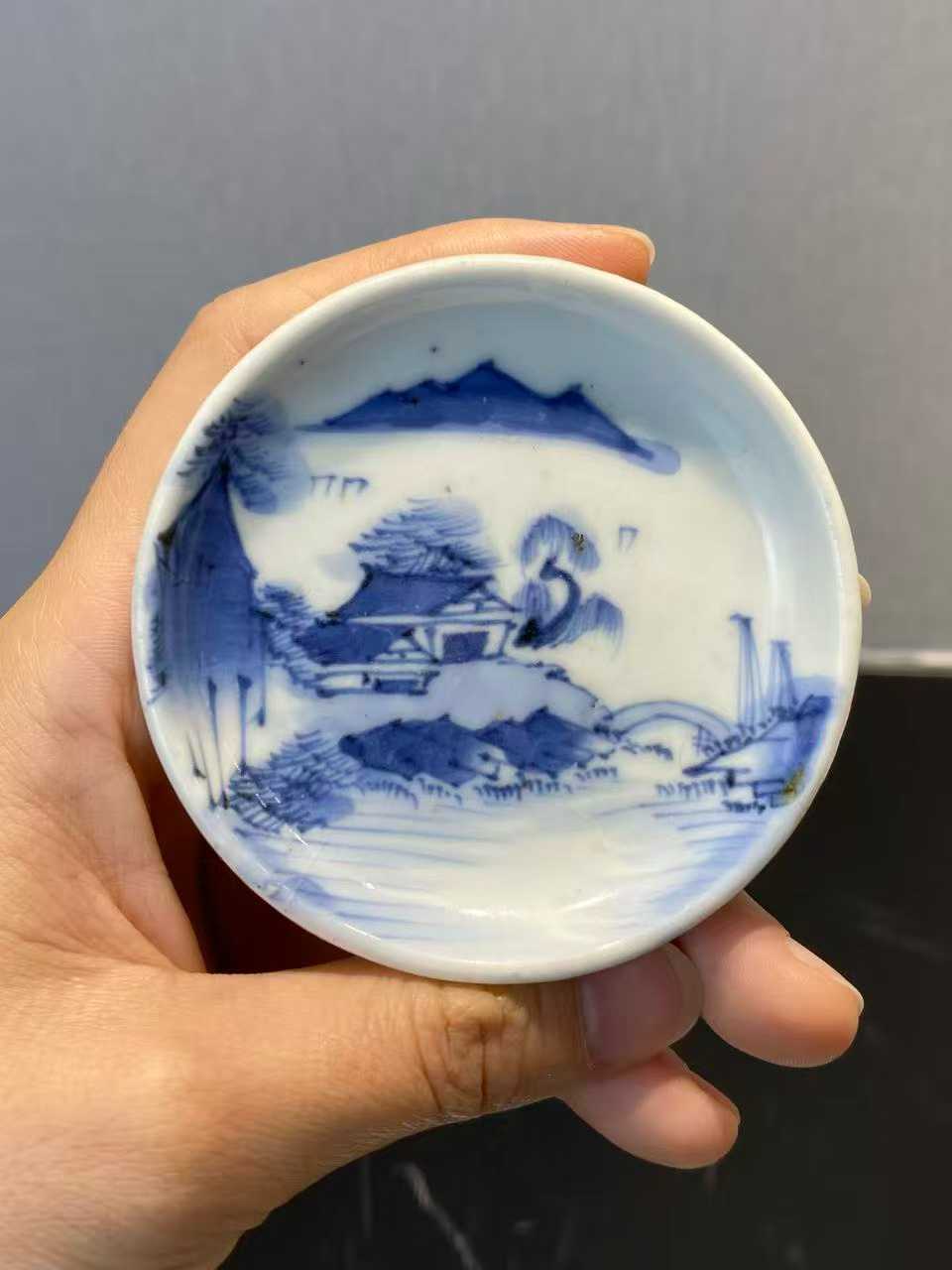 青花山水风光酱釉碟