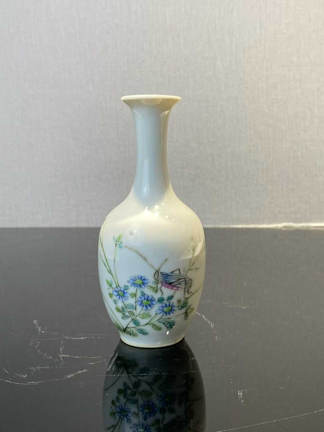 粉彩飞黄腾达长颈瓶 款：乾隆年制