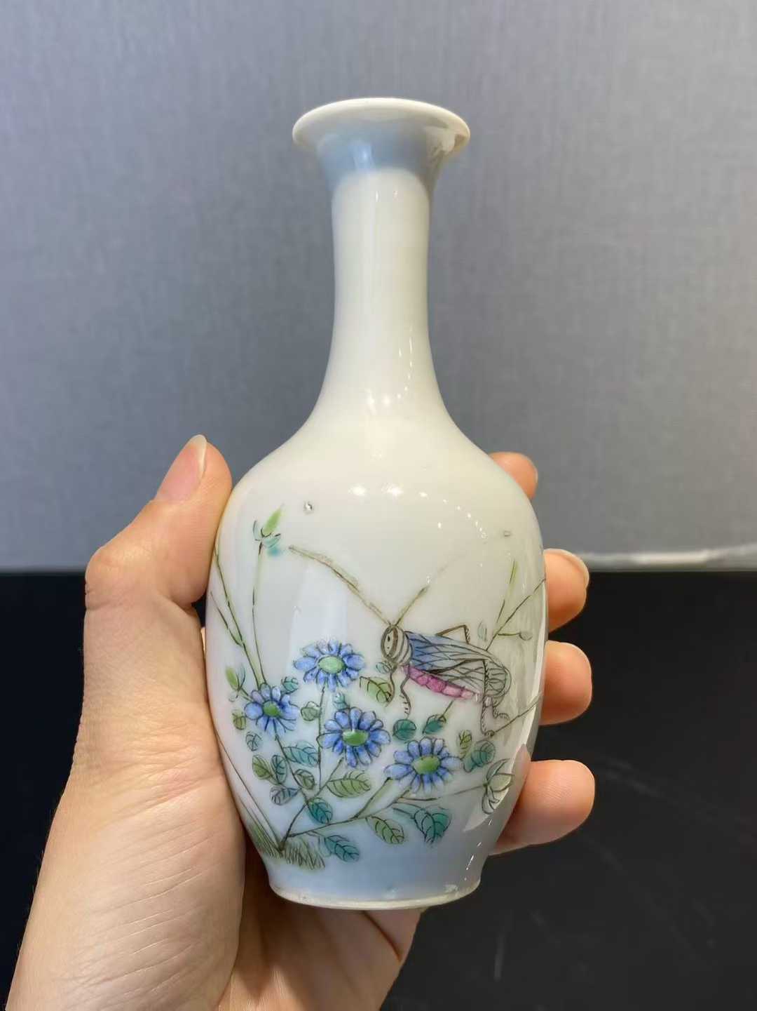 粉彩飞黄腾达长颈瓶 款：乾隆年制