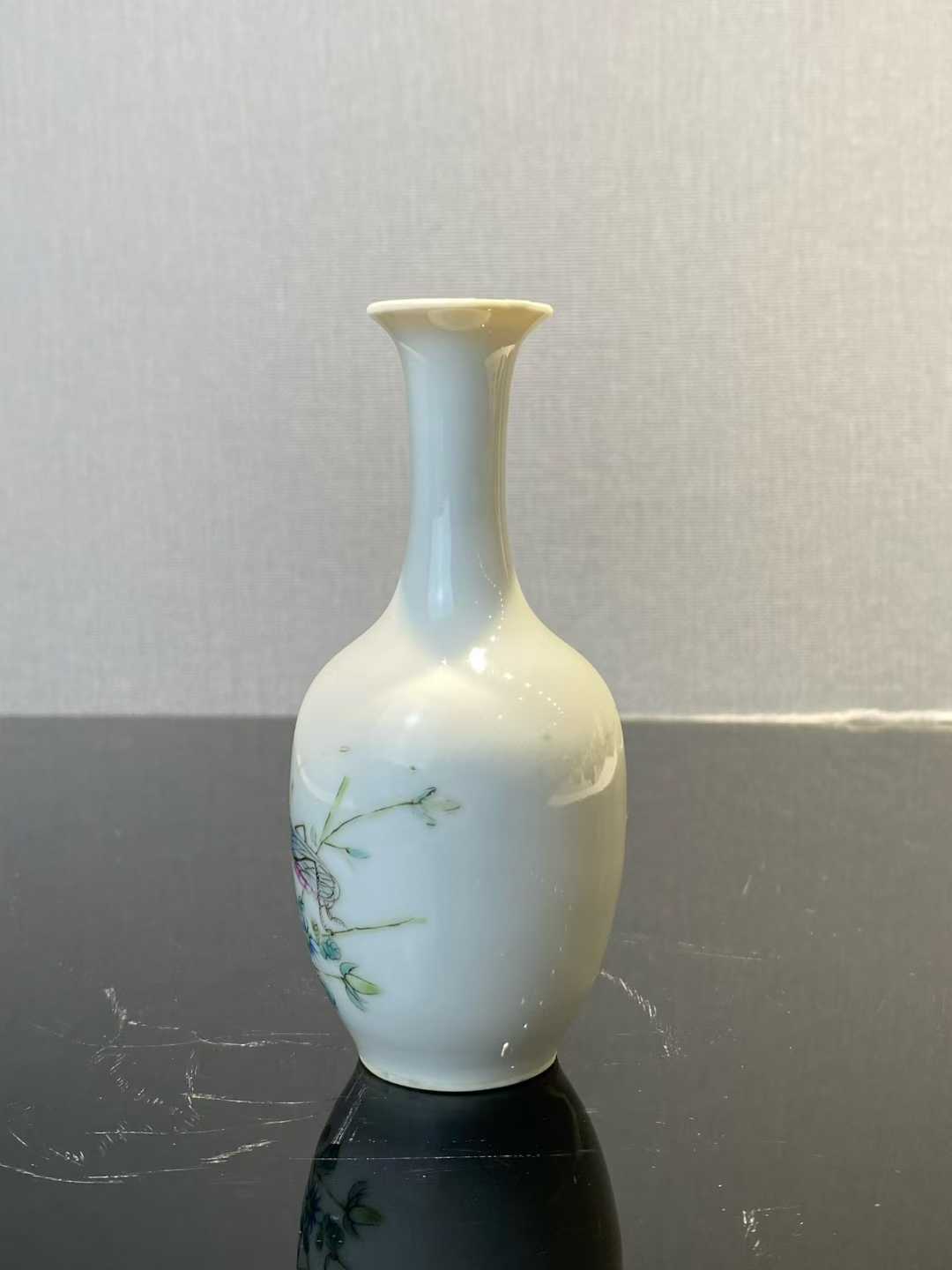 粉彩飞黄腾达长颈瓶 款：乾隆年制