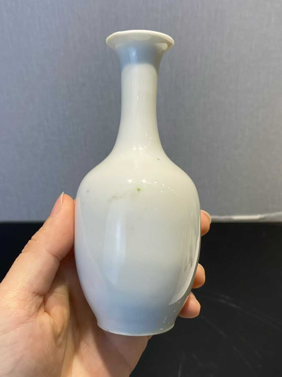 粉彩飞黄腾达长颈瓶 款：乾隆年制