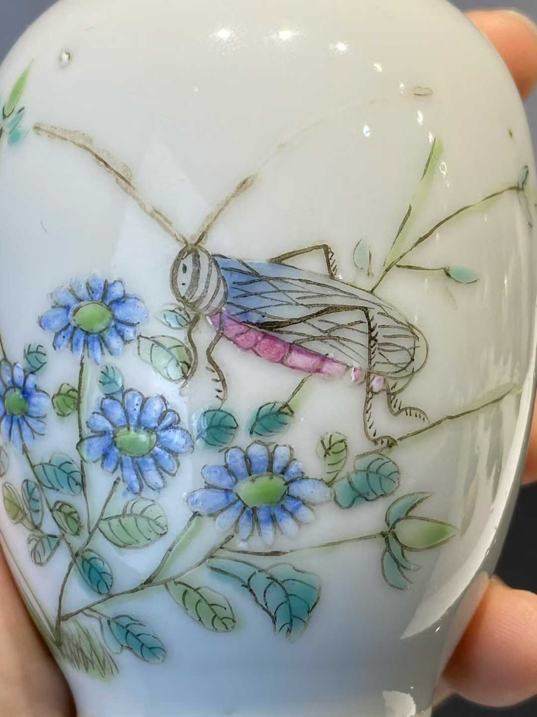 粉彩飞黄腾达长颈瓶 款：乾隆年制