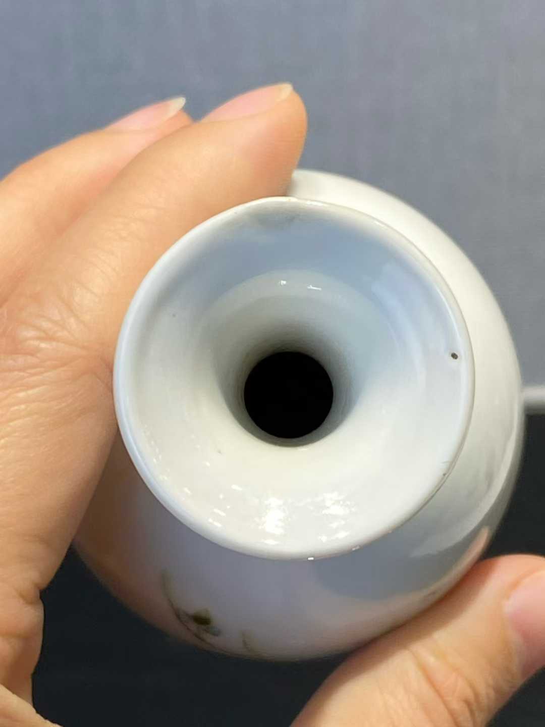 粉彩飞黄腾达长颈瓶 款：乾隆年制