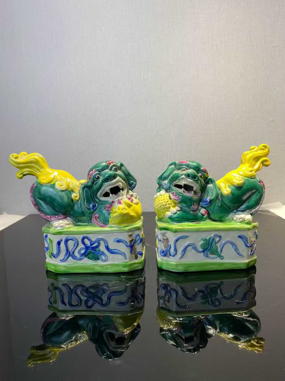 素三彩狮子摆件一对