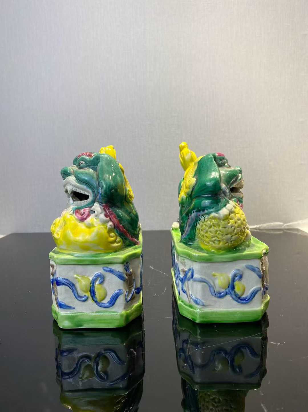 素三彩狮子摆件一对